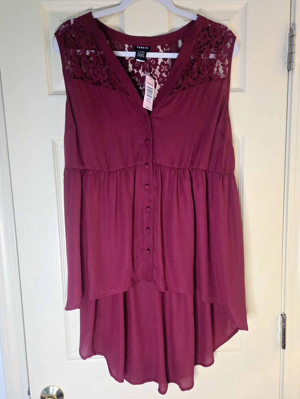 NWT Torrid Size 1 Berry Lace High-Low Button Front Top